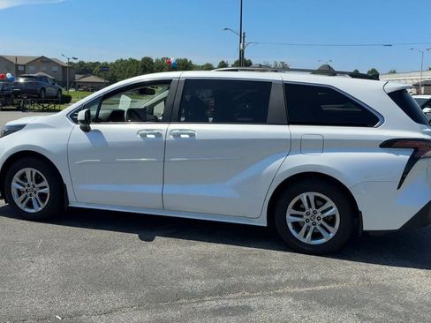 Used 2025 Toyota Sienna XLE w/ XLE Plus Package AWD/4WD image 4