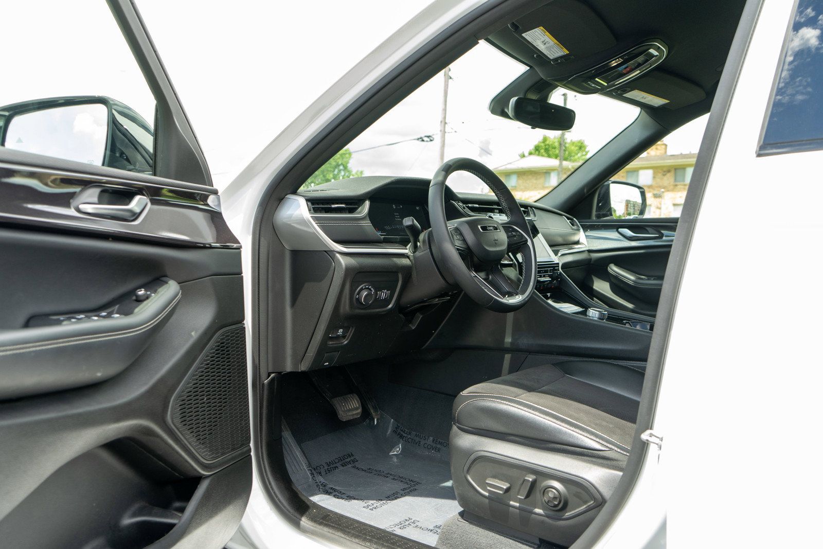 Used 2023 Jeep Grand Cherokee Altitude AWD/4WD image 14