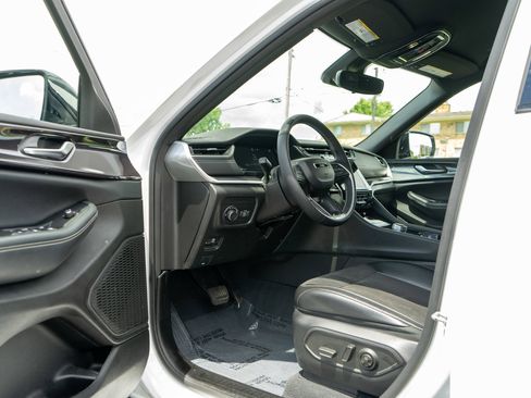 Used 2023 Jeep Grand Cherokee Altitude AWD/4WD image 14
