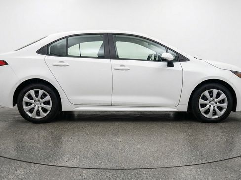 Used 2025 Toyota Corolla LE FWD image 11