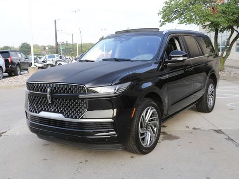 Used 2025 Lincoln Navigator Reserve AWD/4WD image 3