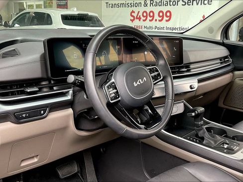 Used 2026 Kia Carnival FWD image 4