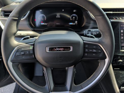 Used 2023 Jeep Grand Cherokee L Laredo image 18