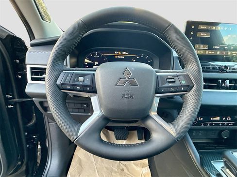 New 2025 Mitsubishi Outlander SE image 11