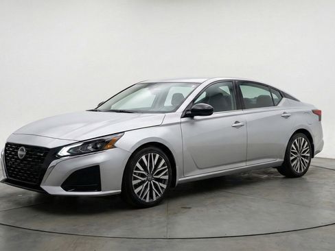 Used 2025 Nissan Altima 2.5 SV image 3