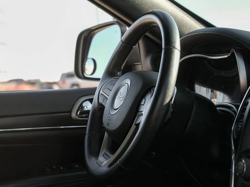 Used 2015 Jeep Grand Cherokee Limited w/ Luxury Group II image 16