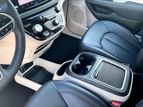 Used 2024 Chrysler Pacifica Limited FWD image 17