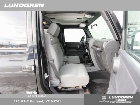 Used 2007 Jeep Wrangler Unlimited Sahara w/ Dual Top Group image 9