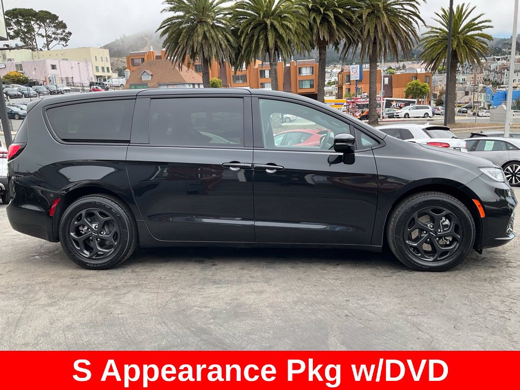 Used 2023 Chrysler Pacifica Limited w/ Uconnect Theater Family Group FWD image 3