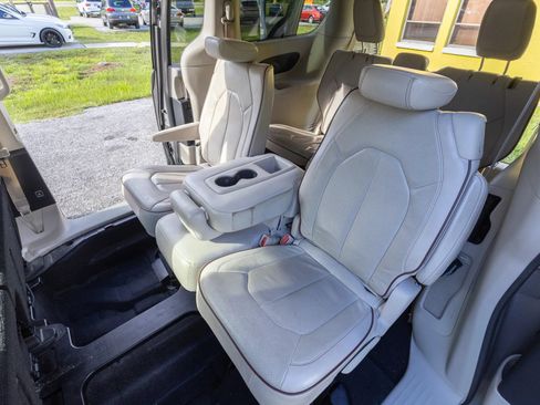 Used 2018 Chrysler Pacifica Limited w/ Advanced Safetytec Group FWD image 6