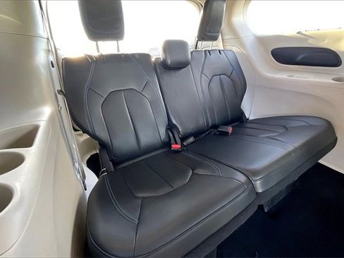 Used 2021 Chrysler Pacifica Touring-L image 29