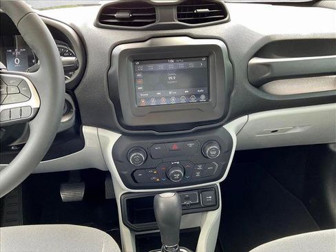 Used 2018 Jeep Renegade Latitude w/ Safety & Security Group FWD image 8