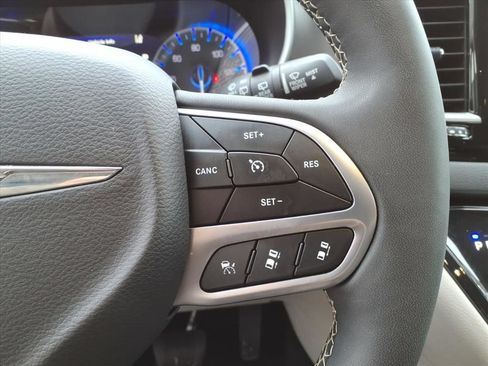 Used 2024 Chrysler Pacifica Touring-L FWD image 20