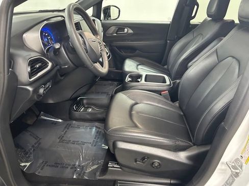Used 2025 Chrysler Pacifica Select FWD image 11