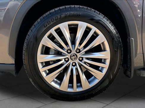Used 2022 Toyota Highlander Platinum FWD image 11