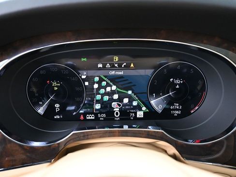 Used 2023 Bentley Bentayga AWD/4WD image 18