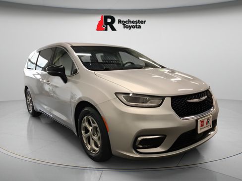 Used 2024 Chrysler Pacifica Limited FWD image 1