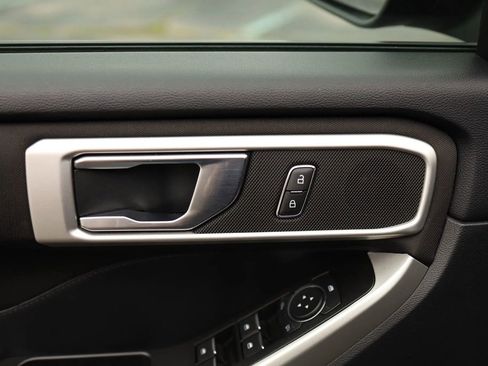 Used 2020 Ford Explorer XLT w/ Comfort Package image 10