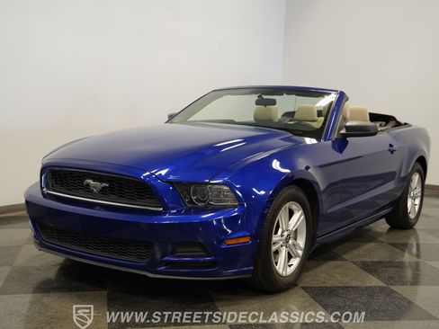 Used 2014 Ford Mustang Convertible RWD image 19
