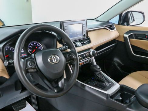 Used 2020 Toyota RAV4 LE FWD image 22