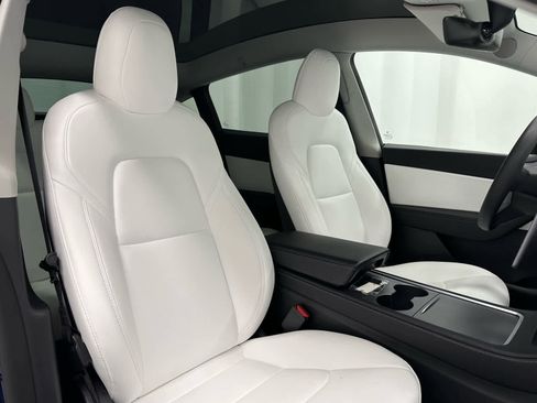 Used 2022 Tesla Model Y Long Range image 18