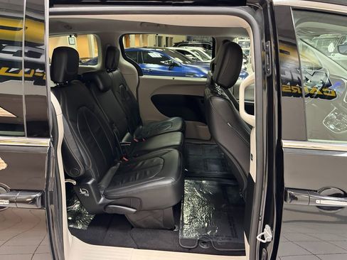 Used 2017 Chrysler Pacifica Touring-L w/ Tire & Wheel Group image 41