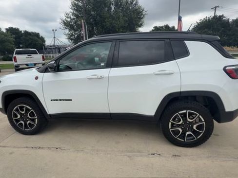 Used 2025 Jeep Compass Trailhawk w/ Trailer Tow Group AWD/4WD image 5