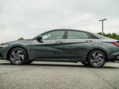 Certified 2025 Hyundai Elantra SEL FWD image 10