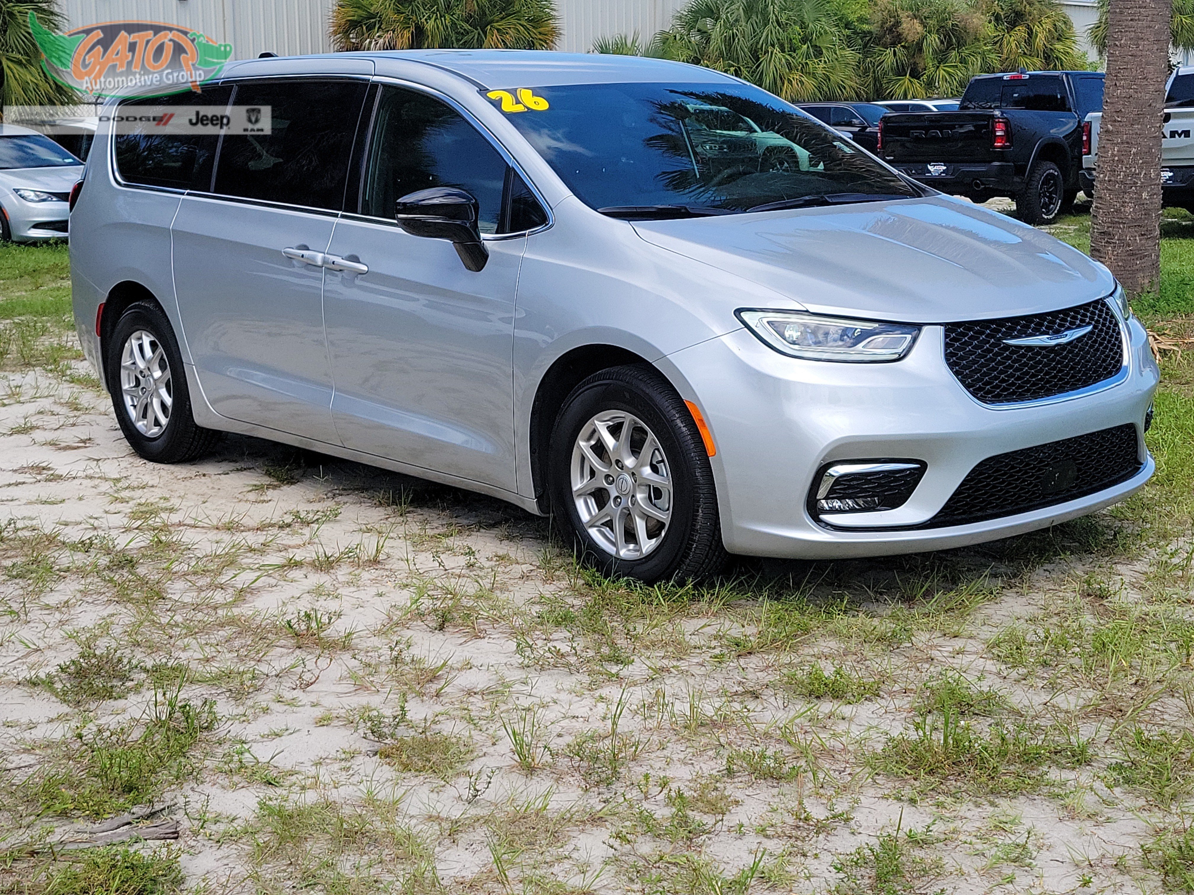 Used 2026 Chrysler Pacifica Select FWD image 1