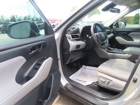 Used 2021 Toyota Highlander L FWD image 15