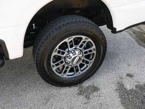 Certified 2025 Ford F250 Platinum AWD/4WD image 3