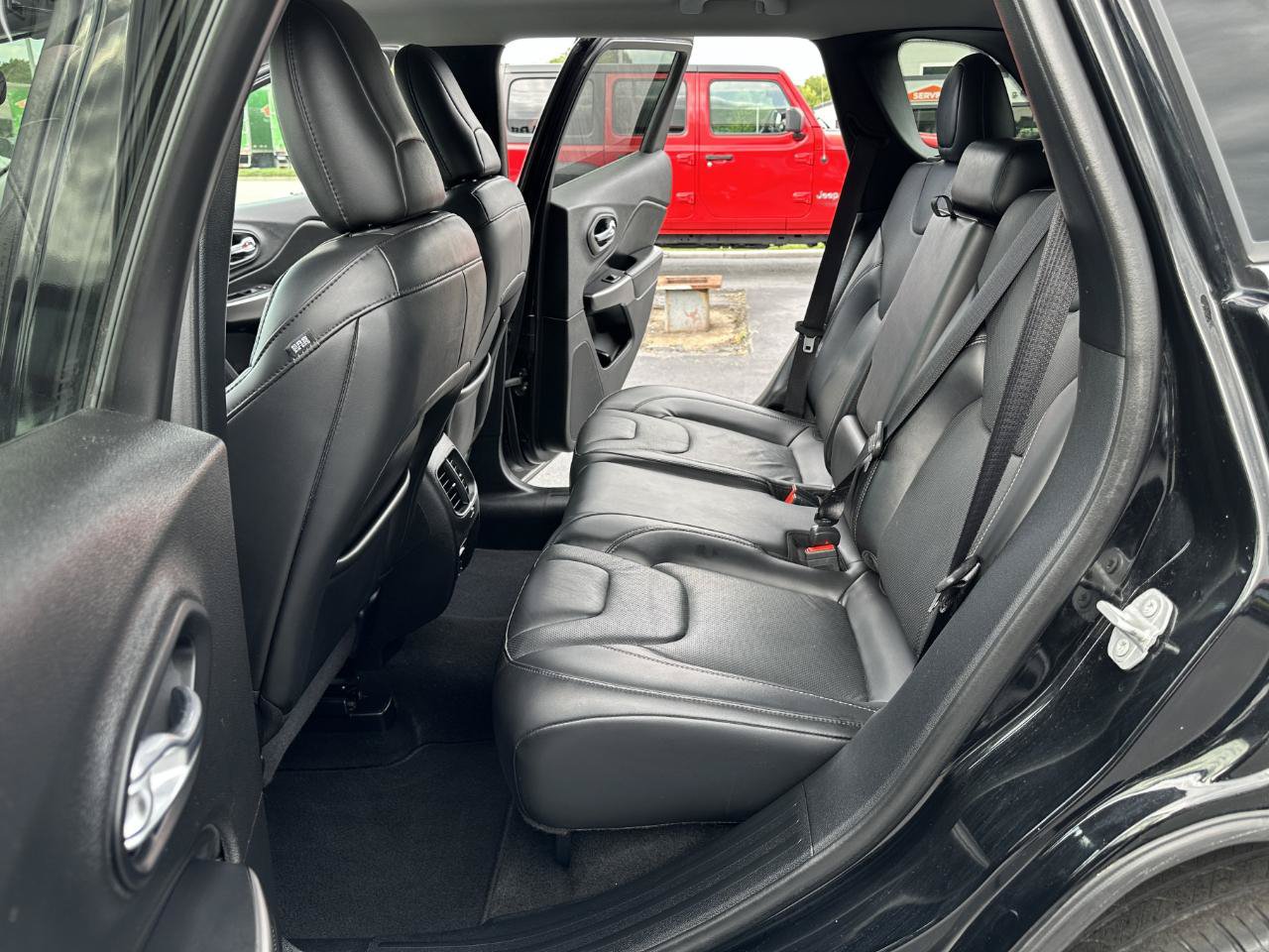 Used 2020 Jeep Cherokee Limited AWD/4WD image 29