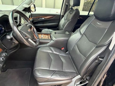 Used 2019 Cadillac Escalade Luxury image 4