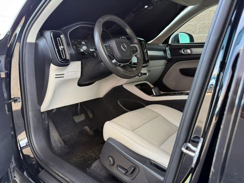 Used 2019 Volvo XC40 T5 Momentum image 39