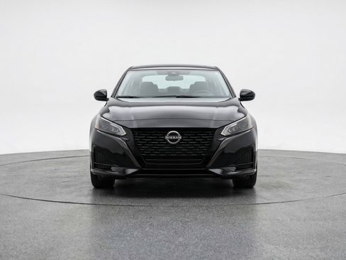 Used 2025 Nissan Altima 2.5 SV FWD image 2