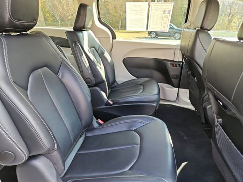 Used 2024 Chrysler Pacifica Select image 17
