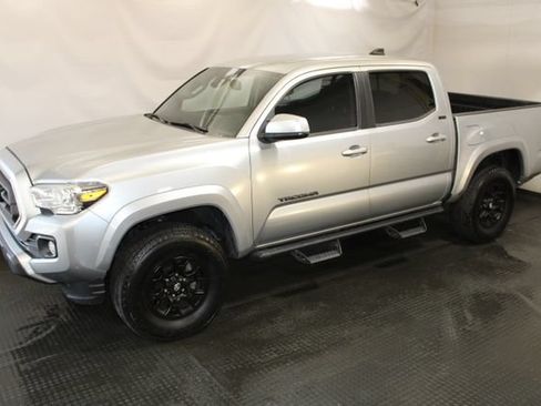 Used 2022 Toyota Tacoma SR5 RWD image 2
