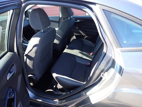 Used 2014 Ford Focus SE w/ SE Winter Package FWD image 8