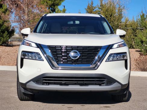 Used 2021 Nissan Rogue SV image 2