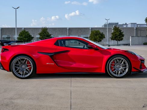 Used 2024 Chevrolet Corvette Z06 w/ Z07 Performance Package RWD image 18