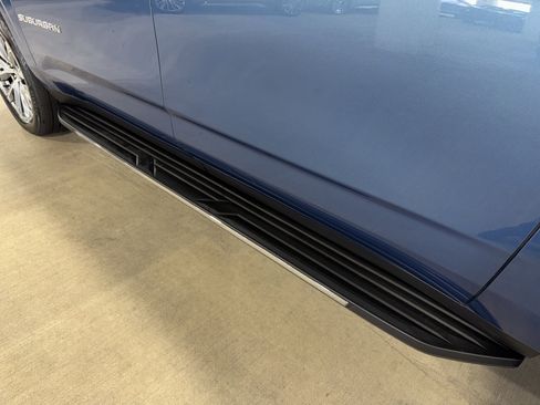 Used 2025 Chevrolet Suburban High Country image 40