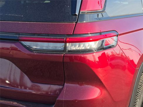 Certified 2024 Jeep Grand Cherokee Altitude image 14