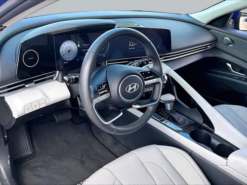 Certified 2025 Hyundai Elantra Limited FWD image 16
