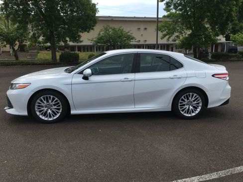Used 2018 Toyota Camry XLE FWD image 3