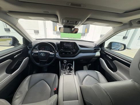 Used 2020 Toyota Highlander XLE FWD image 19