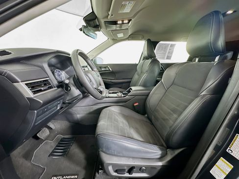 Used 2025 Mitsubishi Outlander SE image 13