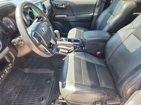 Used 2018 Toyota Tacoma TRD Sport AWD/4WD image 10