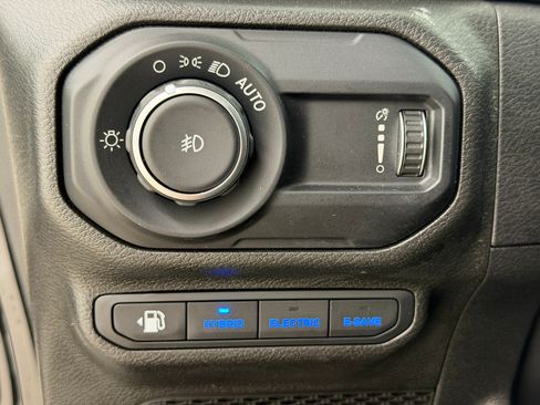 Used 2023 Jeep Wrangler Unlimited Sahara w/ Cold Weather Group AWD/4WD image 18
