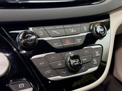 Used 2023 Chrysler Pacifica Touring-L image 15