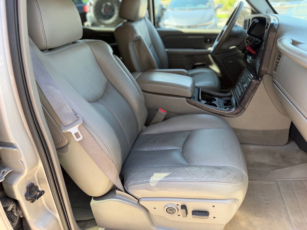 Used 2004 GMC Yukon Denali AWD/4WD image 16